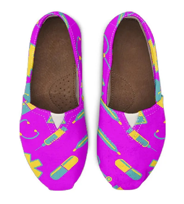 Fuchsia Canvas Nurse Flats 2 für Damen mit gelb-blaugrünem medizinischem Motiv