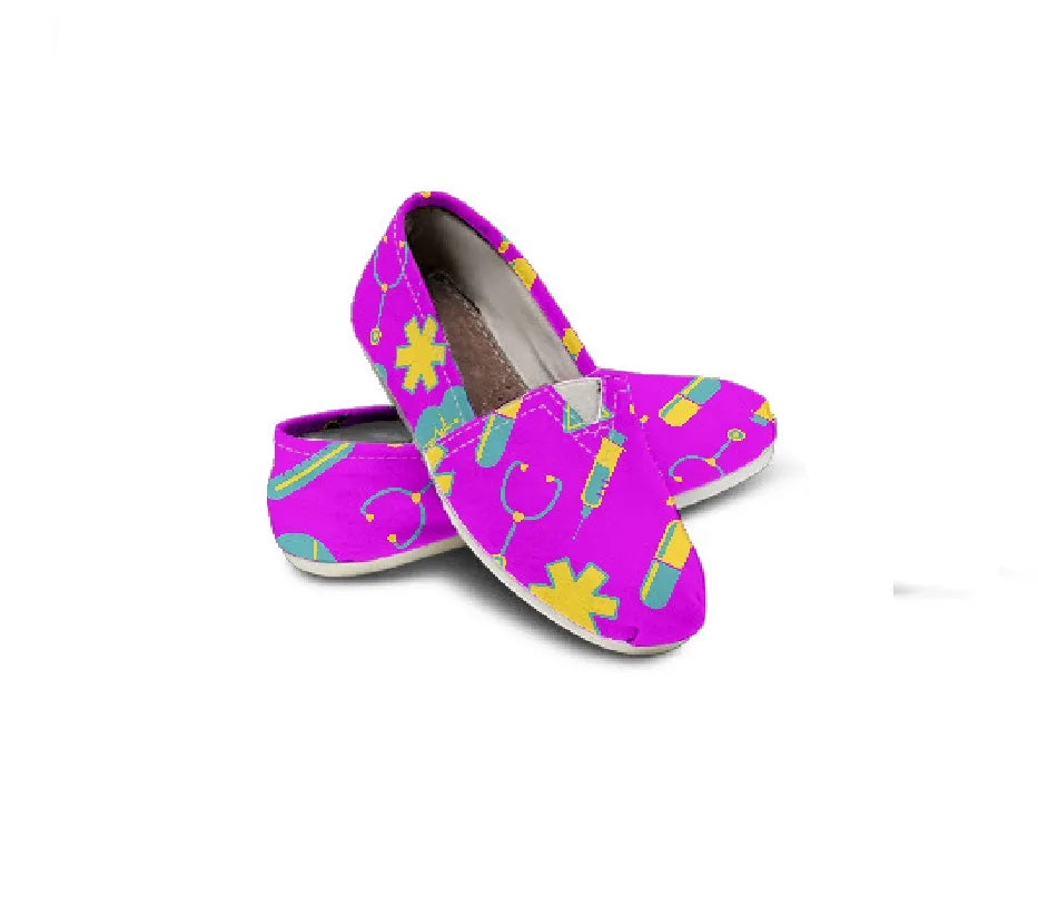 Fuchsia Canvas Nurse Flats 2 für Damen mit gelb-blaugrünem medizinischem Motiv