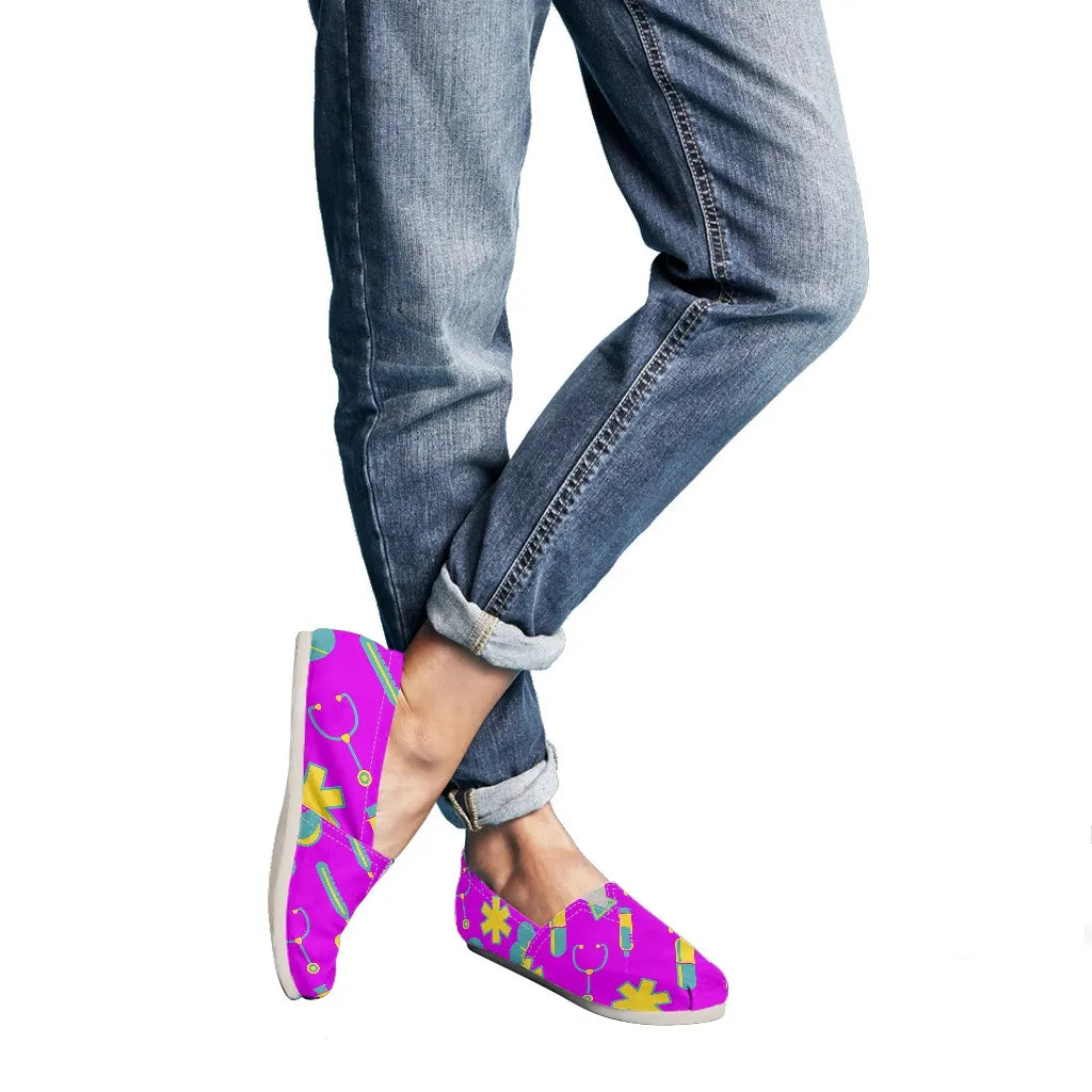 Fuchsia Canvas Nurse Flats 2 für Damen mit gelb-blaugrünem medizinischem Motiv